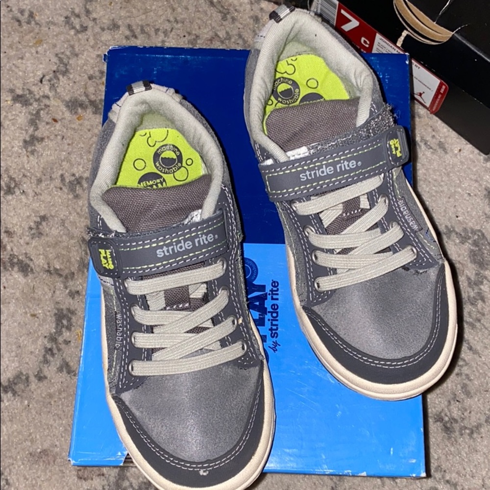 StrideRite Kaleb grey Boys shoe size 10.5